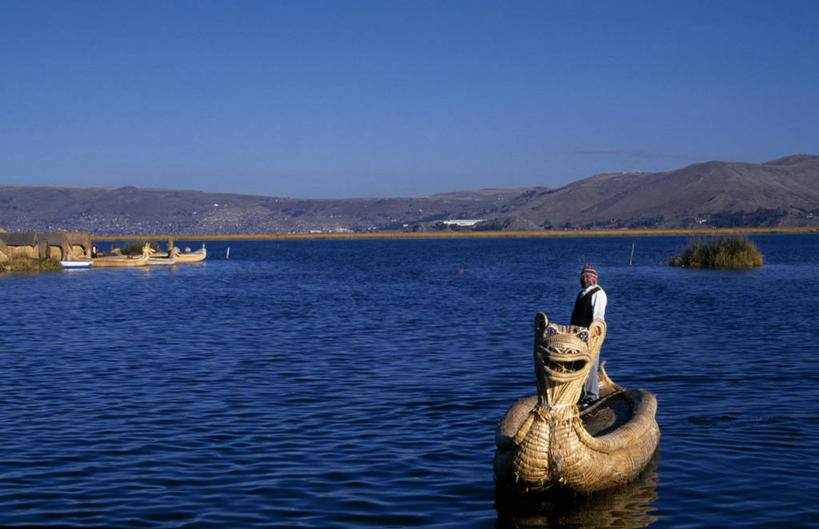 成年人,无人,横图,室外,湖,山,山脉,水,船,秘鲁,波纹,蓝色,社区,交通工具,南美,摄影,龙舟,航海,舟,载具,普诺,的的喀喀湖,男人,彩图