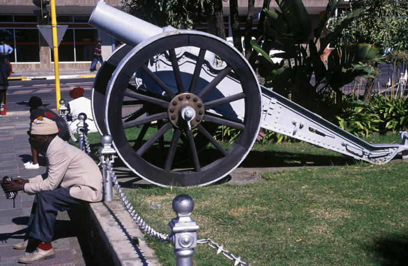 成年人,坐,横图,城市,非洲,南非,纪念碑,战争纪念碑,古代,地标建筑,炮,武器,摄影,纪念,留念,怀念,阿非利加洲,南非共和国,夸祖鲁.纳塔尔省,男人,彩图,雷地史密斯