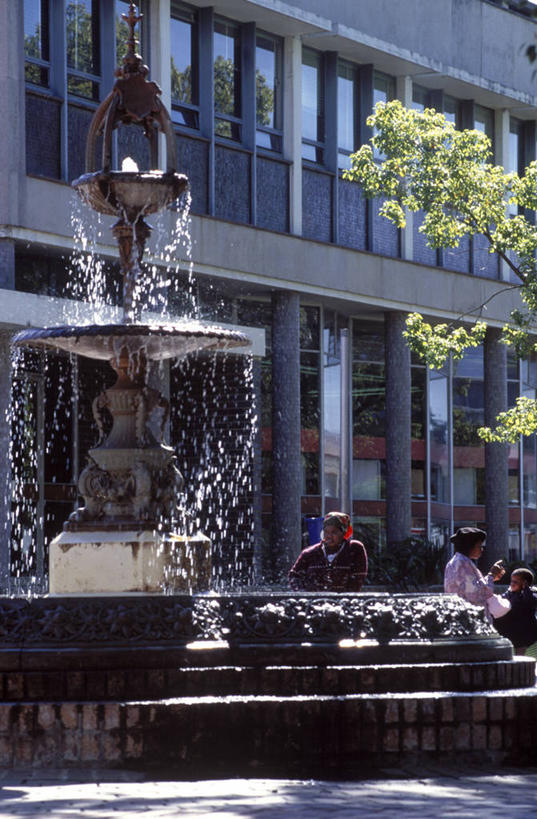 坐,竖图,室外,瀑布,水,城市,喷泉,雕塑,非洲,南非,行人,池塘,艺术品,休息,放松,摄影,享乐,阿非利加洲,南非共和国,夸祖鲁.纳塔尔省,彩图,雷地史密斯