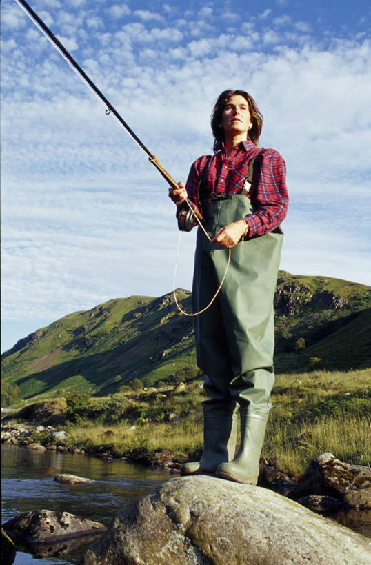 成年人,一个人,竖图,室外,运动,河流,山,水,仅一个女性,图案,图形,地形,几何,菱形,苏格兰,摄影,数学,女人,钓竿,彩图,钓鱼,几何学,几何图形