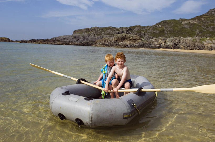 划船,划艇,儿童,两个人,家庭,兄弟,横图,室外,旅游,度假,纯洁,船,一排,行人,游客,游人,整齐,图案,图形,海岸线,几何,菱形,苏格兰,路人,旅客,排列,放松,可爱,童年,童趣,摄影,队列,数学,童真,烂漫,无邪,内赫布里底群岛,过客,外赫布里底群岛,天真,男孩,男性,海滩,休闲活动,彩图,几何学,几何图形