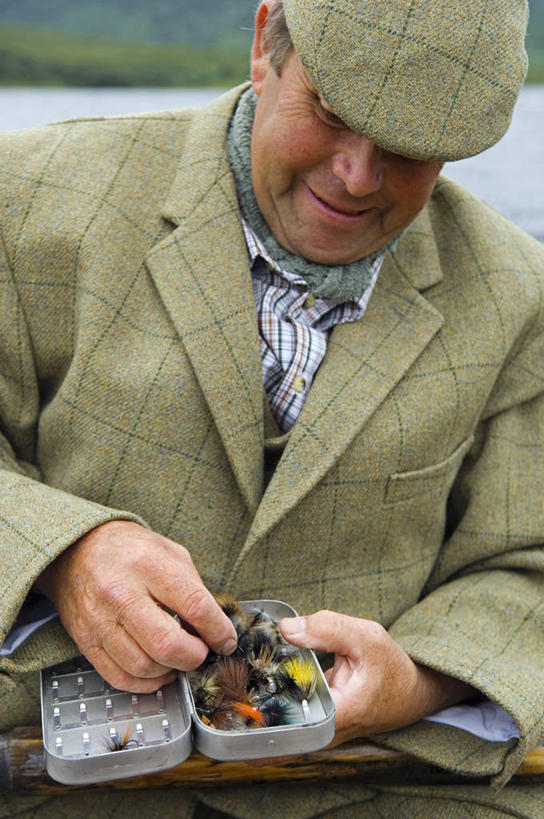 一个人,运动员,微笑,竖图,室外,快乐,湖,船,守门员,苏格兰,驾驶,鸭舌帽,摄影,内赫布里底群岛,外赫布里底群岛,彩图,钓鱼,软帽