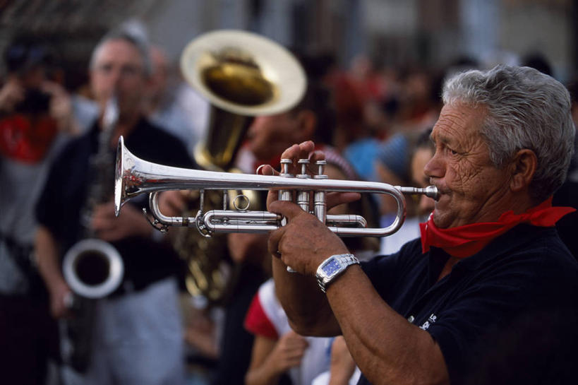 一个人,横图,西班牙,欧洲,庆祝,乐器,铜管乐器,小号,音乐,摄影,游行,音乐人,彩图,传统文化