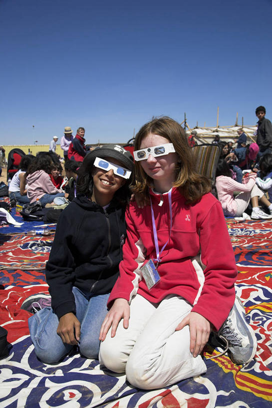 儿童,少年,一个人,两个人,坐,微笑,竖图,快乐,友谊,幸福,非洲,埃及,仅一个年轻女性,仅一个女性,仅一个人,眼镜,日食,刺激,太阳镜,表,摄影,星座,中东,等,北非,天文学家,年轻女性,女孩,女人,女性,食,彩图