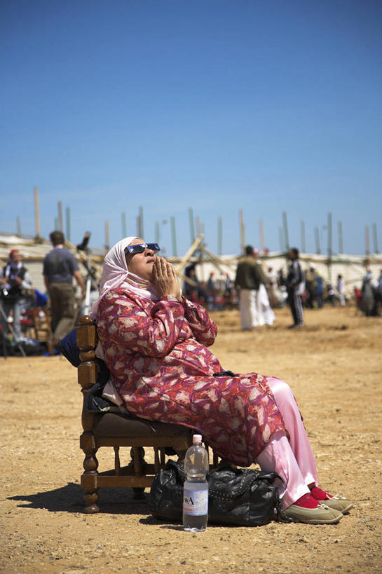 成年人,一个人,坐,竖图,非洲,埃及,仅一个女性,日食,太阳镜,看,祈祷,摄影,宗教,星座,观看,伊斯兰教,中东,北非,宗教服装,天文学家,女人,食,彩图