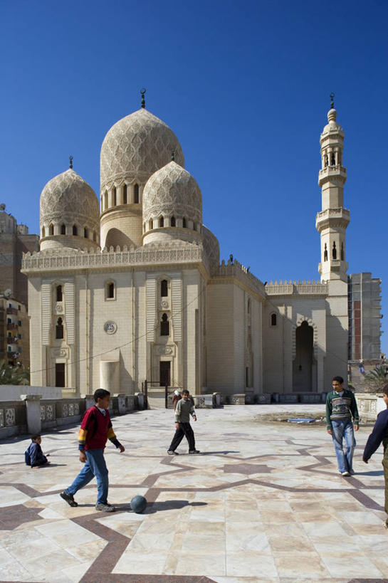 儿童,竖图,运动,足球,建筑,非洲,埃及,球,摄影,宗教,尖塔,伊斯兰教,中东,清真寺,北非,埃及文化,足球运动,男孩,彩图