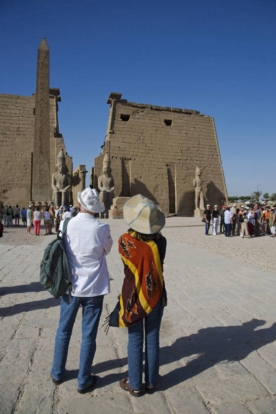 竖图,旅游,建筑,非洲,埃及,行人,游客,游人,大门,历史,路人,旅客,摄影,宗教,考古学,中东,群众,北非,鲁克索神殿,埃及文化,古埃及文明,古代文明,过客,彩图,传统文化,输电塔,埃及卢克索