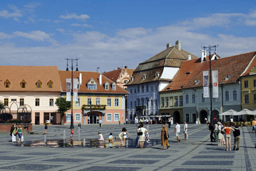 儿童,广场,横图,彩色,旅游,水,城市,建筑,喷泉,欧洲,罗马尼亚,行人,游客,游人,标语,历史,文化,路人,旅客,民族,摄影,五颜六色,色彩斑斓,五彩缤纷,东欧,部落,首府,五彩斑斓,特兰西瓦尼亚,部族,五光十色,过客,锡比乌,锡比乌县,彩图,餐馆,咖啡馆,柱头,传统文化,盎格鲁.撒克逊人,盎格鲁撒克逊人