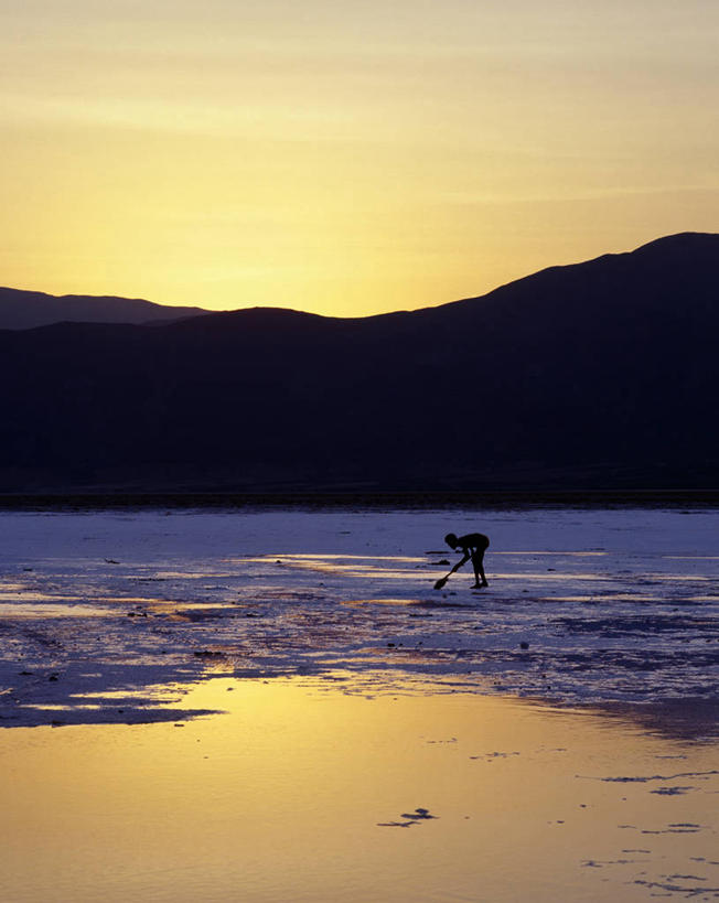 成年人,一个人,竖图,室外,采矿业,日落,山,非洲,吉布提,仅一个男性,发光,地形,盐,水晶,光亮,黄昏,橙色,摄影,收获,挖掘,剪影,非洲文化,盐矿,盐湖,矿物质,盐滩,男人,彩图,传统文化,游牧民族