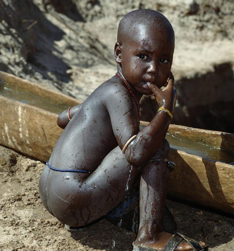 儿童,一个人,竖图,纯洁,水,非洲,肯尼亚,可爱,童年,童趣,摄影,童真,烂漫,无邪,非洲文化,天真,清洗,洗涤,彩图