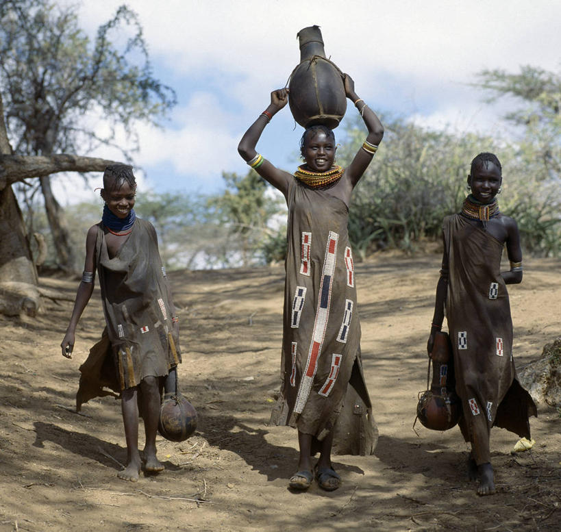 儿童,成年人,三个人,横图,项链,珠宝,非洲,肯尼亚,珠子,平衡,摄影,运送,装货,非洲文化,女孩,女人,彩图,传统服装,传统文化,家务劳动
