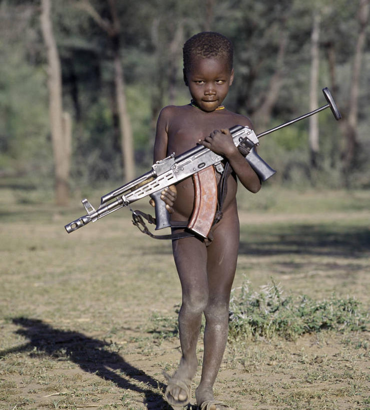 儿童,一个人,竖图,纯洁,非洲,肯尼亚,仅一个男性,仅一个人,枪支,小孩,仅一个小孩,武器,可爱,童年,童趣,摄影,机关枪,童真,烂漫,无邪,非洲文化,来福枪,贿赂,AK47步枪,天真,震惊,男孩,男人,男性,孩子,彩图,男生
