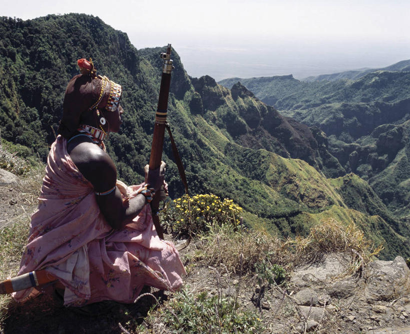 成年人,一个人,公园,横图,室外,火山,森林,峡谷,珠宝,非洲,肯尼亚,仅一个男性,装饰,遮阳伞,珠子,地形,火山口,山谷,绿色,平原,看,武器,摄影,观看,保护,山脊,国家公园,监视,来福枪,阿非利加洲,肯尼亚共和国,地质学,看管,马萨比特国家公园,男人,看守,活火山,彩图,传统服装,把守,火山学