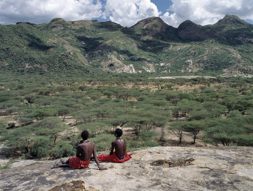 儿童,成年人,无人,坐,横图,室外,山,非洲,肯尼亚,地形,乐器,山谷,思考,放松,摄影,宁静,长笛,男孩,男人,岩石,彩图,传统服装,摇摆舞