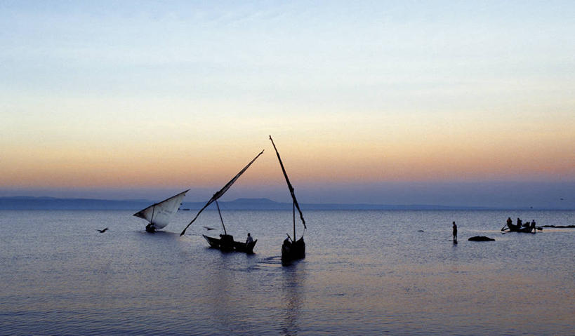 帆船,无人,渔夫,横图,湖,船,日光,非洲,肯尼亚,鸟类,渔船,黎明,红色,天空,工艺品,交通工具,帆,摄影,宁静,水禽,载具,维多利亚湖,美术工艺,彩图,钓鱼,基苏木,尼扬扎省