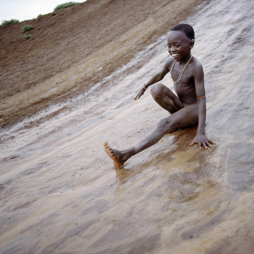 儿童,一个人,竖图,室外,快乐,纯洁,游乐场,非洲,肯尼亚,仅一个男性,仅一个人,滑,小孩,仅一个小孩,放松,可爱,乐趣,童年,童趣,摄影,享乐,童真,烂漫,无邪,非洲文化,泥石流,天真,男孩,男人,男性,非洲人,孩子,彩图,男生