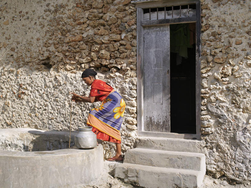 成年人,一个人,横图,非洲,肯尼亚,仅一个女性,头巾,头饰,发饰,摄影,井,女人,非洲人,彩图