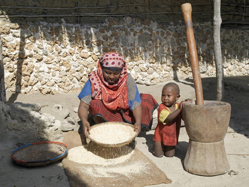 儿童,成年人,两个人,母亲,女儿,儿子,横图,非洲,肯尼亚,准备,头巾,头饰,谷物,发饰,摄影,研磨,伊斯兰教,非洲文化,磨光机,男孩,男性,女人,彩图
