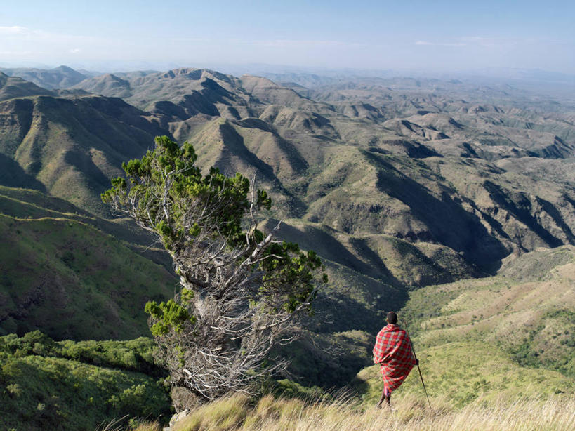 一个人,横图,室外,非洲,肯尼亚,毯子,地平线,地形,雪松,山谷,天气,红色,思考,摄影,沟壑,矛,苏格兰高地,地质学,彩图