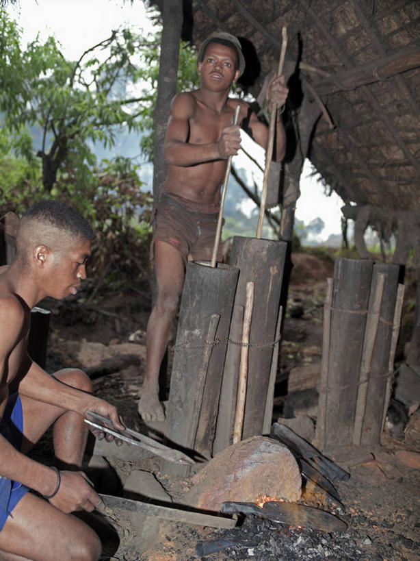 两个人,铁匠,家,商店,竖图,建筑业,非洲,马达加斯加,工作,房屋,屋顶,屋子,草屋,风箱,顶棚,商铺,住宅,工人,茅草屋,职业,摄影,非洲文化,市肆,商号,锻工,员工,彩图,房子,店铺,茅舍,茅屋,小屋,匠人,劳动者,体力工,传统文化