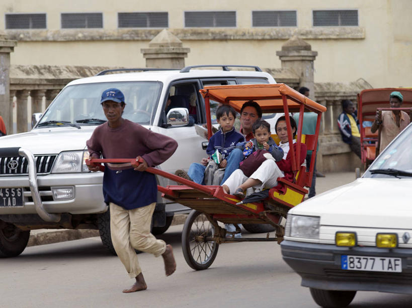 成年人,横图,路,出租车,非洲,马达加斯加,黄包车,交通,运输,摄影,忙碌,非洲文化,男人,彩图,传统文化,人力车夫