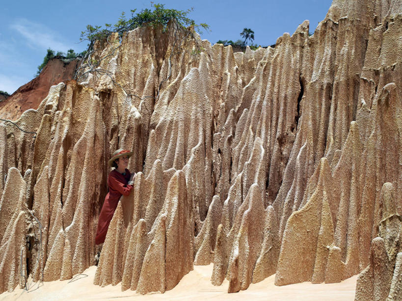 成年人,横图,度假,马达加斯加,行人,游客,游人,喀斯特,路人,旅客,摄影,岩层,拜访,地质学,沙岩,过客,女人,岩石,彩图