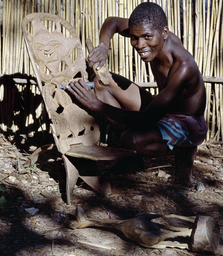 一个人,竖图,家具,非洲,马拉维,工人,社区,摄影,吧椅,手艺,工匠,技能,木工,员工,彩图,匠人,劳动者,体力工,传统文化