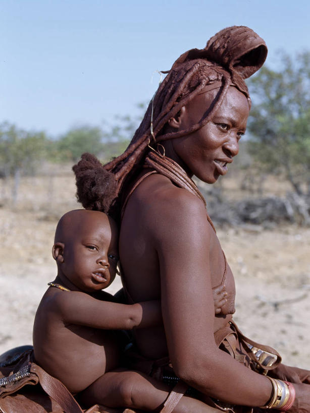 婴儿,两个人,家庭,母亲,女儿,儿子,竖图,项链,珠宝,非洲,纳米比亚,皮革,黄色,红色,温暖,温馨,一家人,摄影,手镯,发辫,麻花辫,和睦,肖像,非洲文化,奥普沃,非洲人,彩图,传统服装,融洽,传统文化