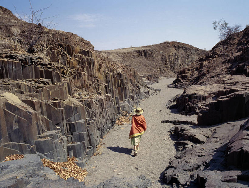 成年人,一个人,横图,室外,旅游,探险,火山,峡谷,非洲,纳米比亚,仅一个女性,行人,游客,游人,地形,小路,路人,旅客,背面,摄影,离开,岩层,火山岩,达马拉兰,过客,女人,活火山,岩石,步行,彩图