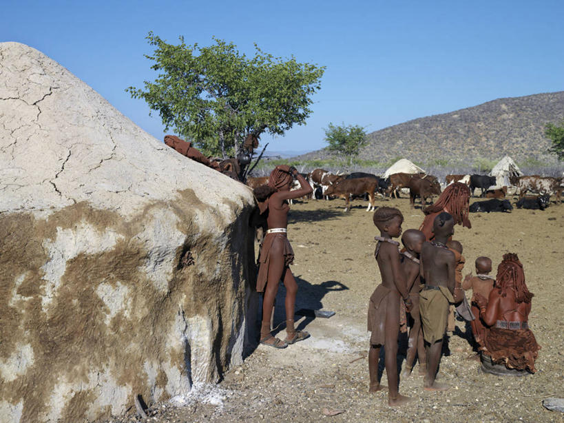 儿童,成年人,人群,家庭,家,横图,室外,聚会,沙漠,牛,项链,珠宝,非洲,纳米比亚,珠子,房屋,屋子,地形,泥土,乡村,聚餐,楼房,住宅,衣服,黄色,摄影,牲畜,发辫,麻花辫,住房,草本,干的,非洲文化,母牛,牛粪,男人,男性,女人,非洲人,发型,彩图,传统服装,房子,小屋,传统文化,赫雷罗族,游牧民族