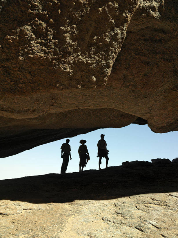 竖图,旅游,度假,探险,非洲,纳米比亚,行人,游客,游人,路人,旅客,摄影,剪影,拜访,探险家,过客,岩石,彩图