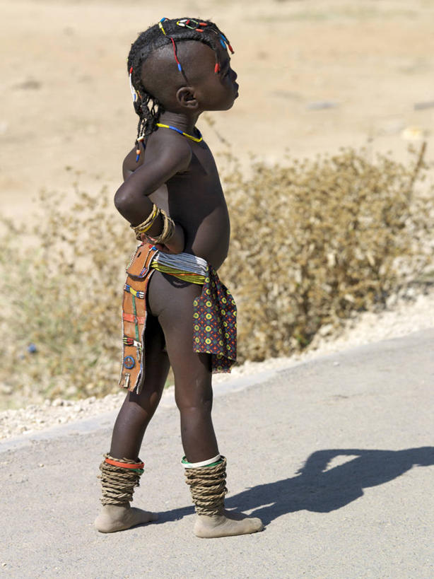 儿童,一个人,竖图,纯洁,项链,珠宝,非洲,纳米比亚,仅一个女性,仅一个人,珠子,小孩,衣服,仅一个小孩,可爱,童年,童趣,摄影,麻花辫,脚链,童真,烂漫,无邪,奥普沃,天真,女孩,女人,女性,孩子,彩图,传统服装,女生,传统文化,游牧民族