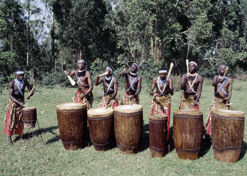 西方人,成年人,横图,欧洲,非洲,卢旺达,黑人,欧洲人,乐队,鼓,豹纹,摄影,音乐人,鼓手,男人,非洲人,彩图,舞蹈