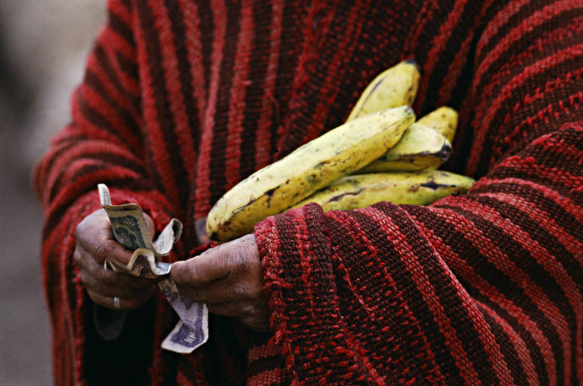 成年人,人群,农民,横图,特写,购物,商务,消费,农业,火山,香蕉,水果,厄瓜多尔,小贩,集市,市场,南美,财富,金融,摄影,南美洲,付款,拉丁美洲,美洲,群众,贩卖,选购,贸易,种植园,亚美利加洲,南亚美利加洲,厄瓜多尔共和国,伯爵,女人,商人,死火山,彩图,传统文化,钦博拉索山