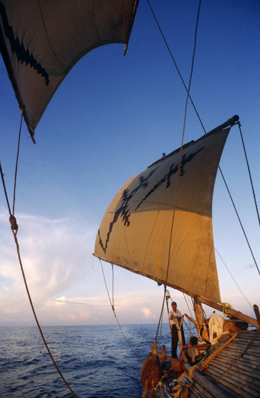 竖图,海洋,日落,水,船,印度尼西亚,亚洲,岛,热,方向,黄昏,乘务员,帆,摄影,航海,专心,热带气候,政府,船长,群岛,彩图,传统文化