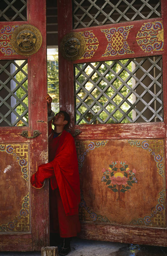 成年人,竖图,彩色,门,书房,城市,野生动物,蒙古,亚洲,开,长袍,大门,门口,首都,宏伟,骆驼,衣服,红色,动物,打开,祈祷,可爱,摄影,宗教,佛教,活泼,巨大,庞大,五颜六色,高,色彩斑斓,开启,中国文化,修道院,羊驼,作画,五彩缤纷,沙漠之舟,格子饼,五彩斑斓,驼羊,乌兰巴托,美洲驼,宏大,硕大,伟大,甘丹寺,五光十色,男人,彩图,传统文化