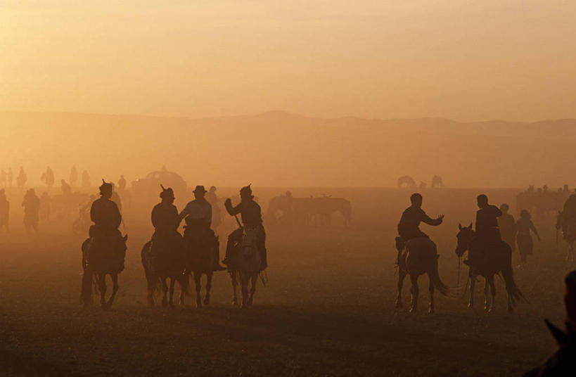 成年人,人群,横图,日落,太阳,马,蒙古,亚洲,骑马,会议,家畜,摄影,灰尘,事件,剪影,男人,男性,彩图,传统文化