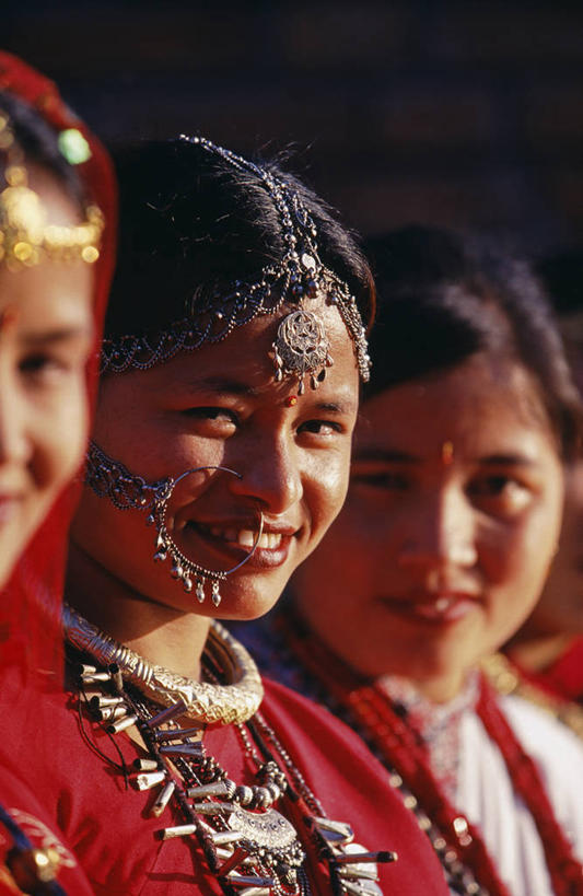 成年人,三个人,微笑,竖图,吃饭,旅游,酒店,尼泊尔,亚洲,装饰,首都,热,服务,人体,摄影,宾客,肖像,手艺,加德满都,喜马拉雅山脉,工匠,美术工艺,女人,彩图,餐馆,传统文化