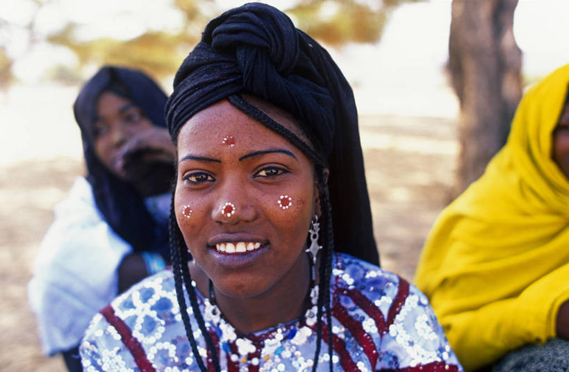 儿童,成年人,微笑,横图,室外,快乐,沙漠,非洲,尼日尔,沙子,北,社区,人体,摄影,绿洲,作画,干的,耳饰,撒哈拉沙漠,式样,女孩,女人,彩图,美人,图阿雷格人