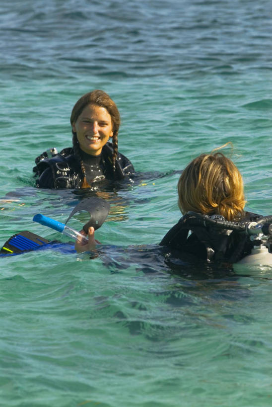 成年人,两个人,微笑,竖图,室外,度假,快乐,团队,海洋,斐济,岛,潜水,摄影,协助,热带气候,环境保护,志愿者,南太平洋,水中呼吸器,女人,海滩,休闲活动,彩图,水肺潜水