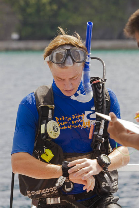 跳水,成年人,一个人,竖图,旅游,度假,探险,运动,建筑业,海洋,水,菲律宾,仅一个男性,行人,游客,游人,准备,娱乐,路人,旅客,享受,休闲,放松,摄影,呼吸管,环境,生态,环境保护,志愿者,水中呼吸器,过客,冒险,男人,彩图,水肺潜水