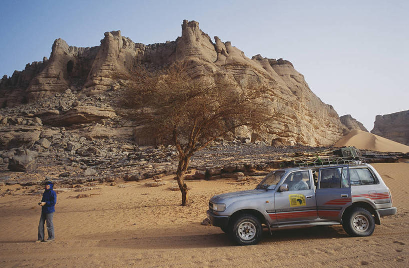 一个人,横图,室外,探险,沙漠,非洲,利比亚,摄影,气候,岩层,户外活动,干的,四驱车,北非,撒哈拉沙漠,岩石,彩图