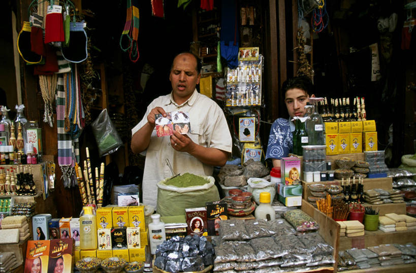 成年人,横图,商务,消费,非洲,摩洛哥,小贩,艺术,彩绘,市场,文化,货摊,零售,摄影,销售,贩卖,贸易,人体彩绘,非洲文化,美观,费兹,纹身彩绘,摩洛哥文化,男人,商人,彩图,街市