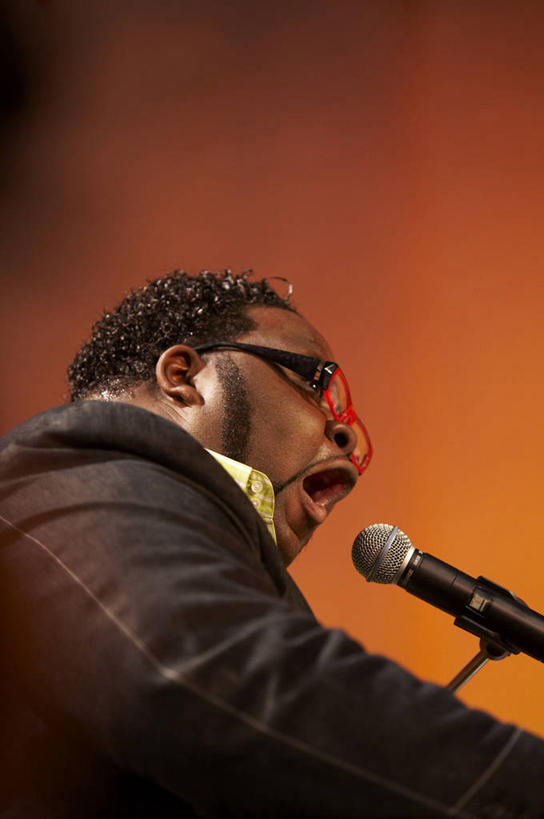 成年人,一个人,竖图,摩洛哥,仅一个男性,表演,音乐,摄影,唱,爵士乐,麦克风,音乐人,北非,费兹,男人,歌手,彩图,福音