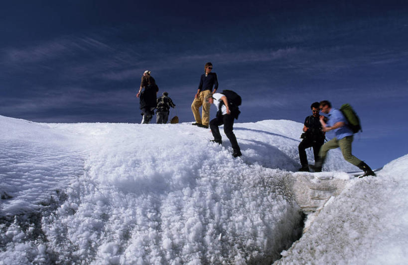攀登,横图,室外,旅游,度假,雪,挪威,欧洲,行人,游客,游人,冰,娱乐,极限运动,路人,旅客,享受,休闲,放松,摄影,冰河,斯瓦尔巴德群岛,过客,冒险,彩图,横越,冰隙