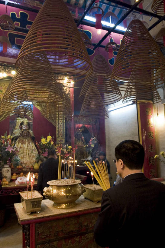 一个人,竖图,室内,城市,香港,亚洲,节日,祈祷,摄影,宗教,佛教,中国文化,文武二帝庙,荷李活道,大笪地,彩图