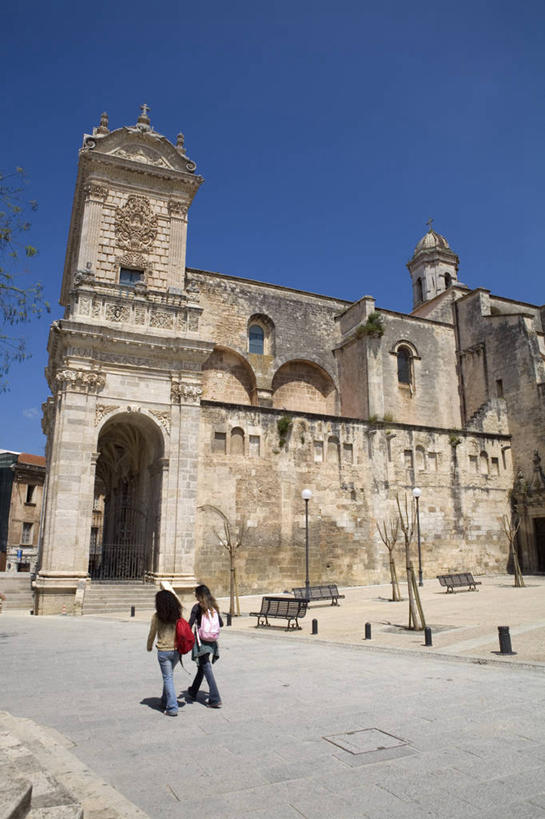 两个人,教堂,竖图,意大利,欧洲,节日,岛,古城,历史,文化,祈祷,健康,许愿,摄影,宗教,信仰,纪念,祈求,基督教,西欧,地中海文化,南欧,天主教,意大利文化,撒丁岛,萨萨里,平安,彩图,大教堂