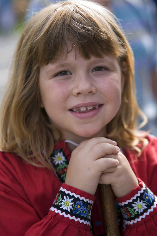 儿童,一个人,竖图,室外,纯洁,瑞士,欧洲,仅一个女性,仅一个人,小孩,仅一个小孩,可爱,童年,童趣,摄影,西欧,肖像,游行,童真,烂漫,无邪,母牛,劳特布龙嫩,天真,女孩,女人,女性,孩子,彩图,女生