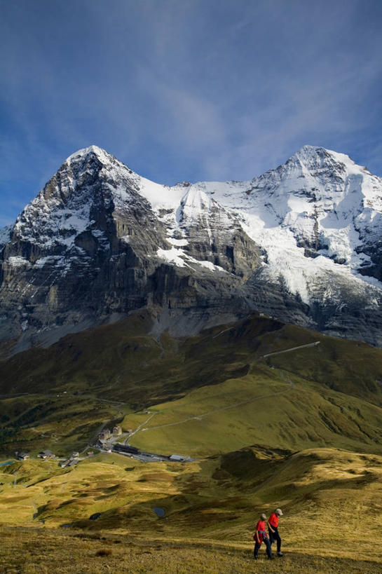 两个人,竖图,室外,旅游,度假,山,山脉,瑞士,欧洲,阿尔卑斯山,地形,娱乐,享受,休闲,放松,摄影,西欧,阿尔卑斯山脉,艾格峰,步行,彩图