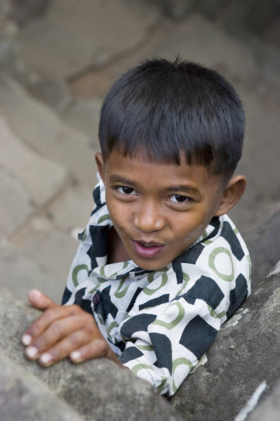 儿童,一个人,竖图,纯洁,柬埔寨,亚洲,仅一个男性,仅一个人,小孩,仅一个小孩,可爱,童年,童趣,摄影,东南亚,童真,烂漫,无邪,暹粒,大吴哥城,吴哥,天真,男孩,男人,男性,孩子,彩图,男生